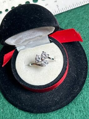 Silver tone Floral Cluster Ring in White
